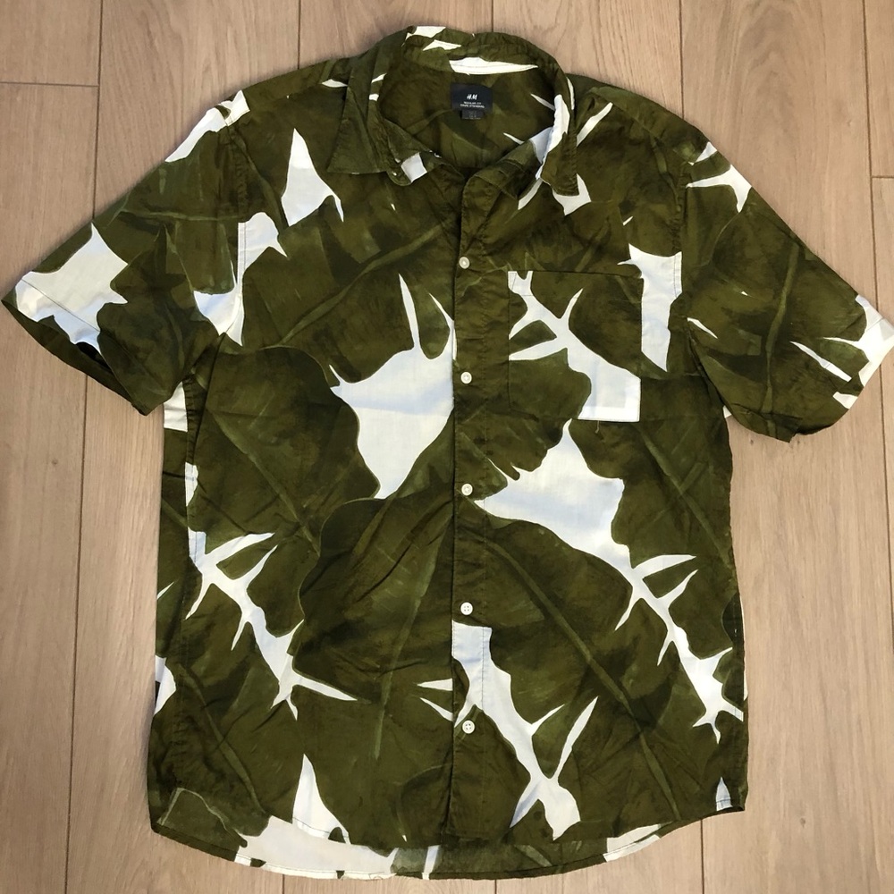 Men’s H&M palm shirt in green and white. Size large